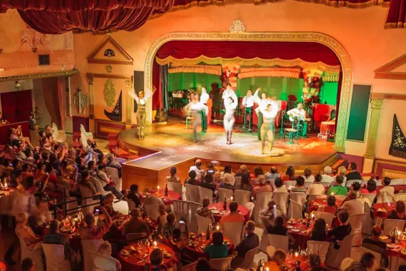 Künstler bei einer Flamenco-Show auf der Bühne